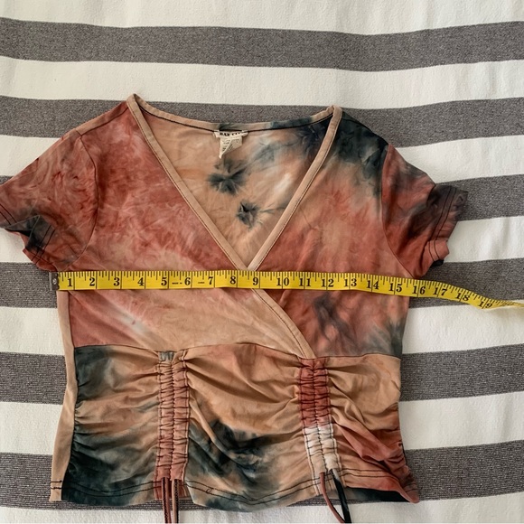 Bae City short sleeved tie-dye crop top. V-neck. Adjustable scrunched front - Picture 13 of 13